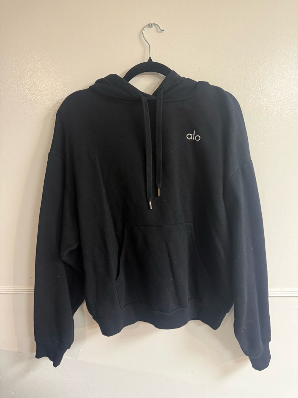 ALO Yoga Black Pullover Hoodie with Small Logo